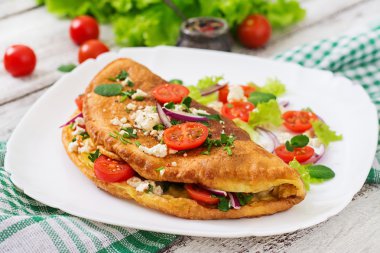 Omlet domates, maydanoz ve beyaz peynir