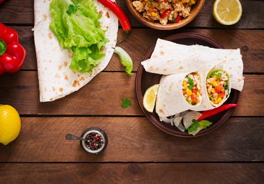 Burrito tamamladı tavuk eti ile
