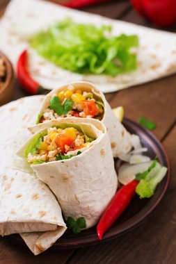 Burrito tamamladı tavuk eti ile