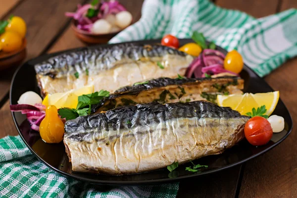 Caballa al horno con hierbas —  Fotos de Stock