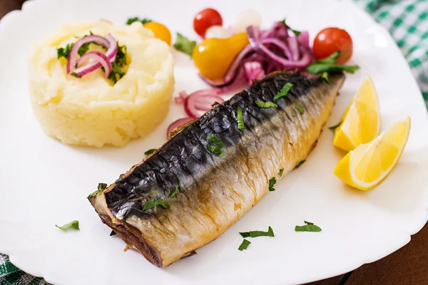 Baked mackerel with  mashed potatoes — Stock Photo, Image