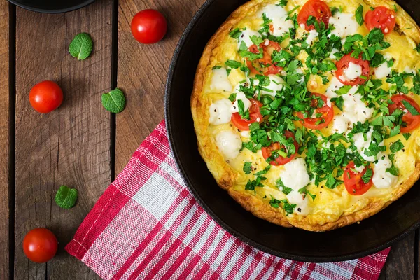 Omelete com tomate, salsa e queijo feta — Fotografia de Stock