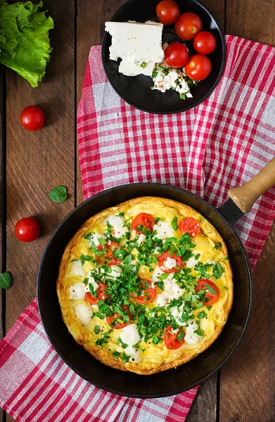 Omeleta s rajčaty, petrželkou a feta sýr — Stock fotografie