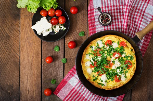 Omelet with tomatoes, parsley and feta cheese — Stock Photo, Image