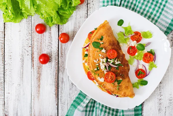 Tortilla con tomates, perejil y queso feta — Foto de Stock