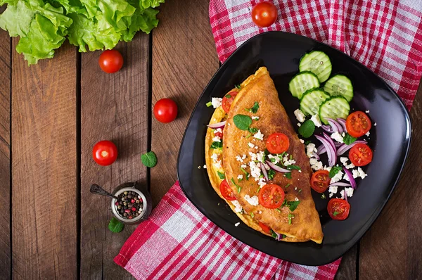 Omelett med tomater, persilja och feta ost — Stockfoto