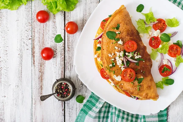 Omelett med tomater, persilja och feta ost — Stockfoto