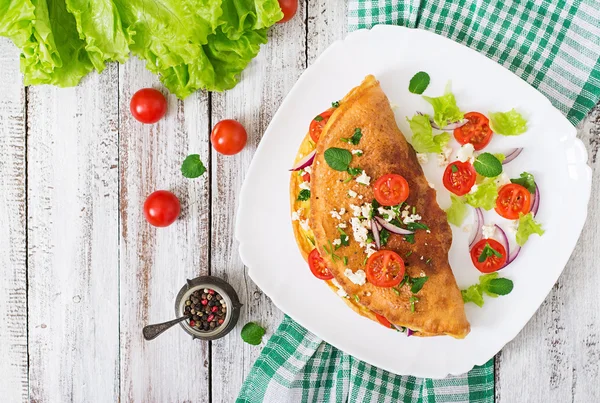 Tortilla con tomates, perejil y queso feta — Foto de Stock