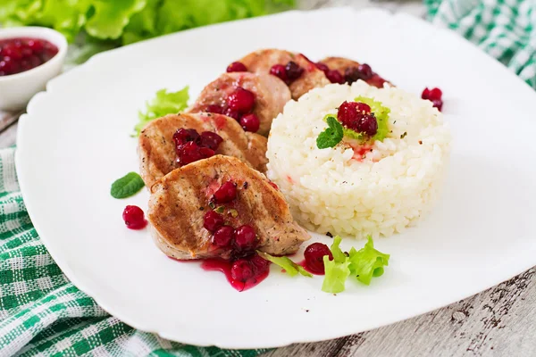 Vepřové medailonky steak s brusinkovou omáčkou — Stock fotografie