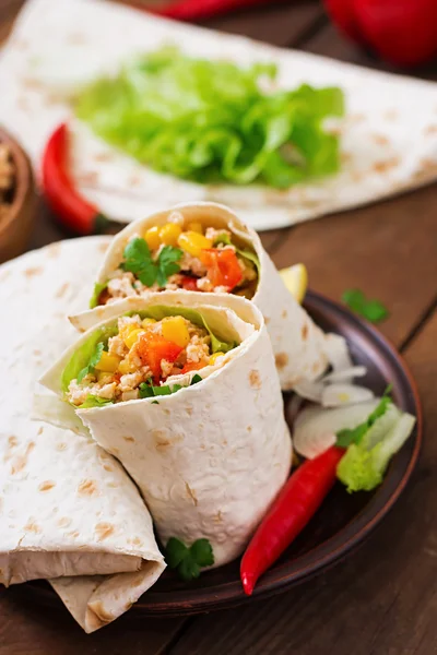 Αναδιπλώνεται burritos με κρέας κοτόπουλου — Φωτογραφία Αρχείου