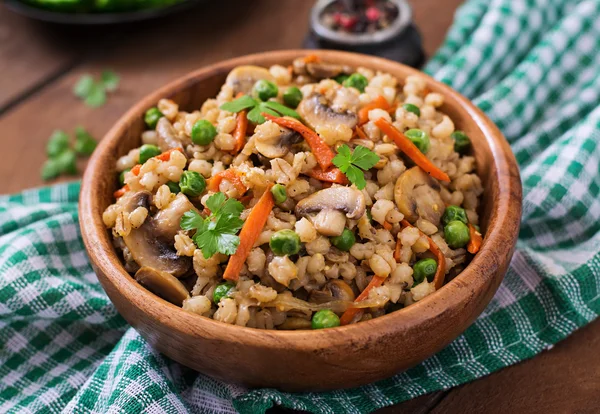 Bouillie d'orge perlé aux champignons — Photo