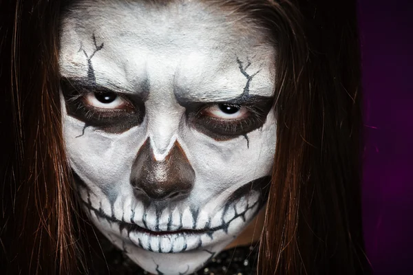 Jovem mulher no dia da máscara morta crânio rosto arte. — Fotografia de Stock