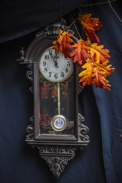 Vieille horloge et branche feuille de chêne d'automne Photo De Stock