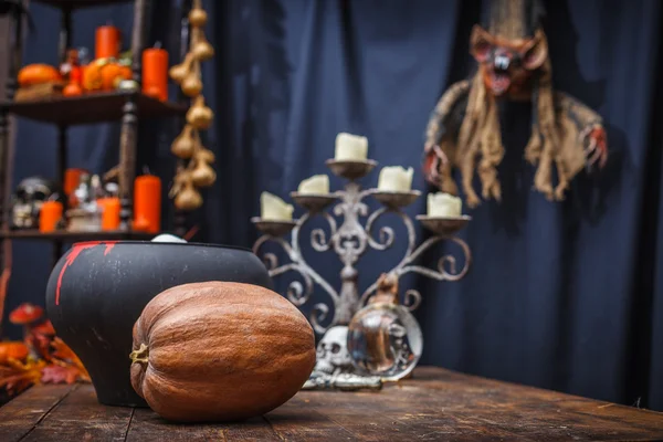 Mesa con una olla, calabaza, araña de cristal bola y para celebridades Fotos de stock libres de derechos