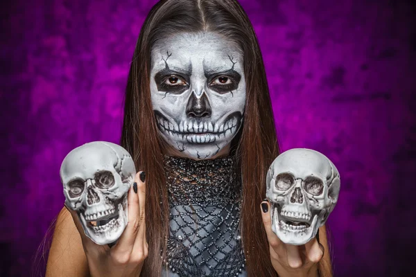 Jeune femme dans le jour de la mort masque crâne visage art avec deux skul — Photo