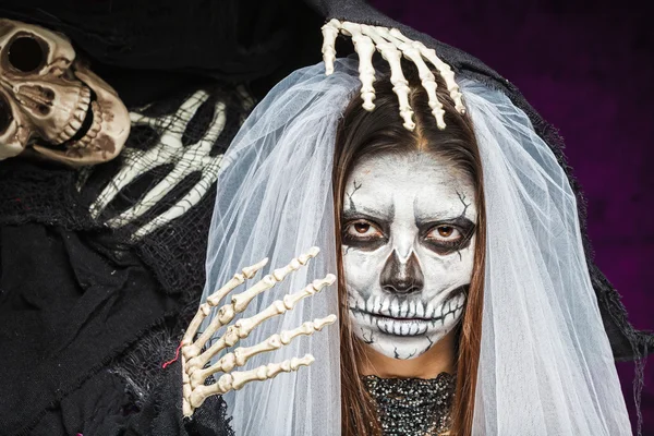 Mujer joven una novia en un día de velo de la máscara muerta cara de cráneo ar —  Fotos de Stock