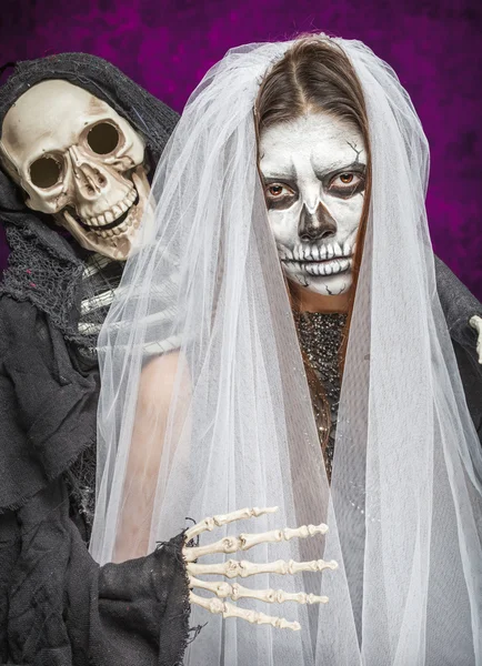 Młoda kobieta panna młoda w dniu welon AR twarz czaszki zmarłych maska — Zdjęcie stockowe