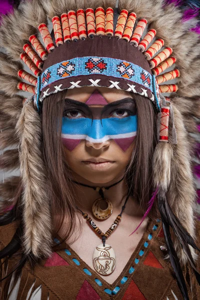 Rostro de una hermosa joven nativa americana — Foto de Stock