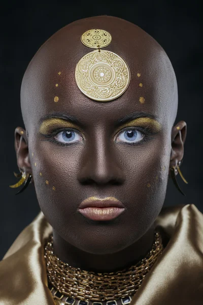 Kafasına geleneksel Ulusal desenli Afrikalı kadın portre — Stok fotoğraf