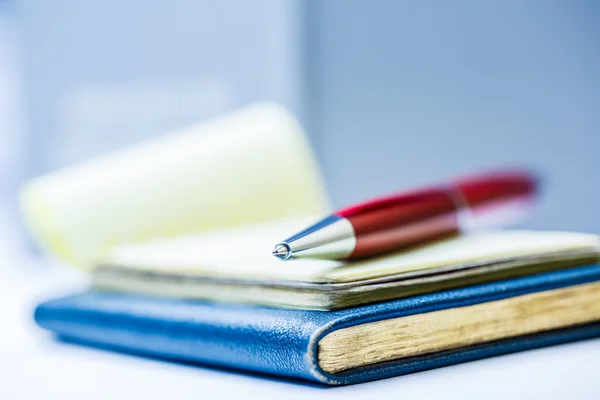 Paper blocks with pen — Stock Photo, Image