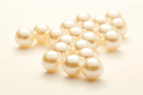Dispersion de perles blanches — Photo