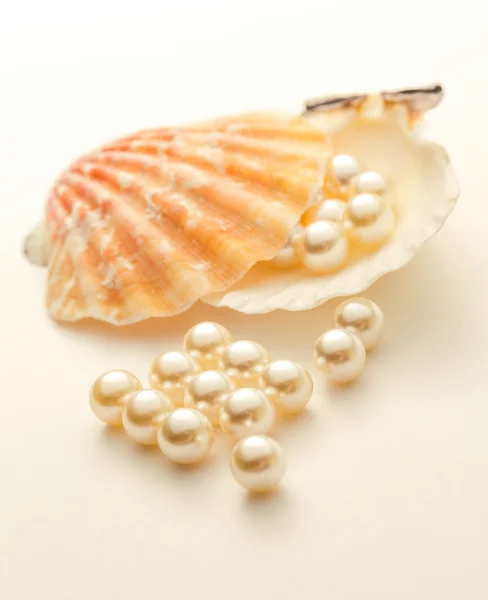 散射出的白色珍珠 — 图库照片