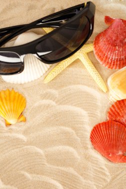 Güneş gözlüğü, deniz kıyısı ve deniz kum