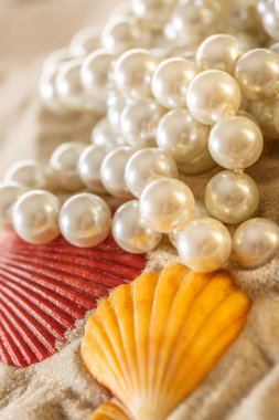 Beyaz İnci ve deniz kum üzerinde