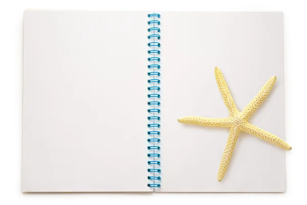 Blocco note aperto bianco con stella marina — Foto Stock