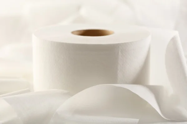 Un rollo de papel higiénico blanco — Foto de Stock