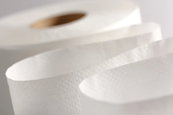 Un rollo de papel higiénico blanco — Foto de Stock