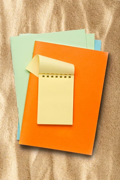Ανοιχτό κίτρινο σημειωματάριο (Notepad). — Φωτογραφία Αρχείου
