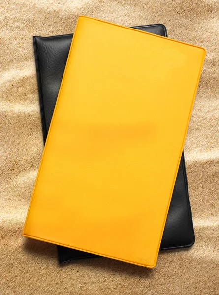 Libro en blanco amarillo sobre arena —  Fotos de Stock