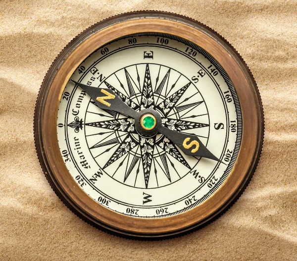 Starobylou mosaznou kompas na písku — Stock fotografie
