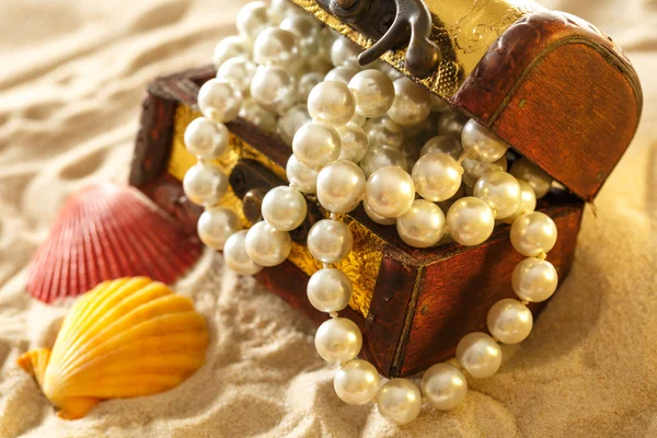 Cofre del tesoro con conchas marinas y perlas —  Fotos de Stock