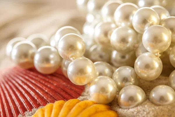 Biała perła i muszle na piasku — Zdjęcie stockowe