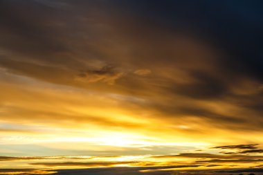 Gün batımından önce bulutlu mavi gökyüzü