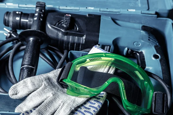 Drill, gloves and goggles — Stock Photo, Image