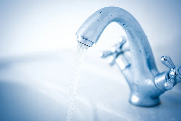 Primer plano del grifo de agua corriente —  Fotos de Stock