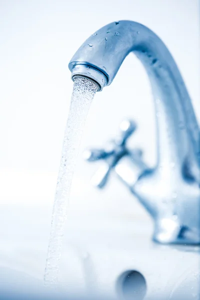 Primer plano del grifo de agua corriente —  Fotos de Stock