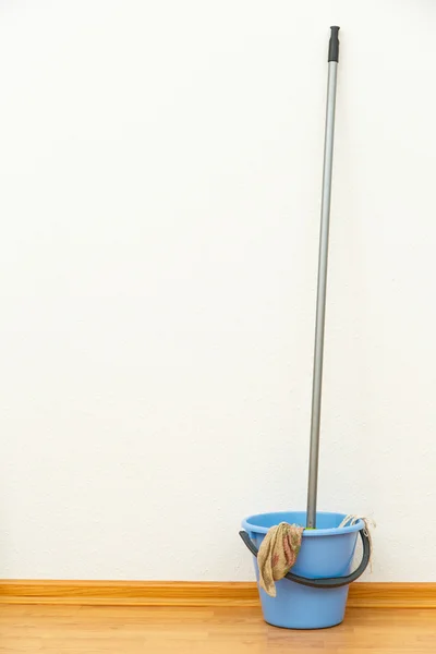Πλύσιμο σφουγγαρίστρα με μπλε κάδο — Φωτογραφία Αρχείου
