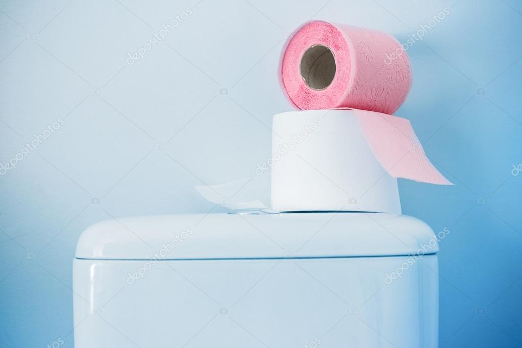 Розовая туалетная бумага. Туалетная бумага на бачке унитаза. Бачок для бумаги. Туалетная бумага на бочке унитазе. Туалетная бумага Tafo Deluxe.