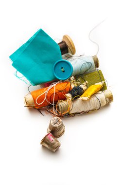 Dikiş bileşen ile iplik bobin