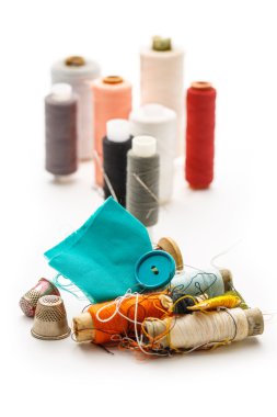 Dikiş bileşen ile iplik bobin