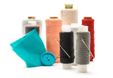 İplik bobin ve iğneler