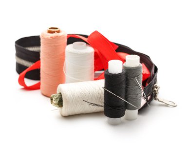 İplik bobin ve iğneler