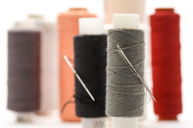 İplik bobin ve iğneler