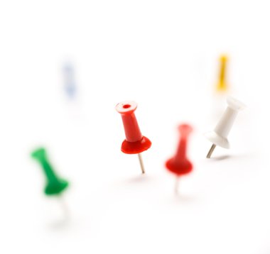 Renkli kağıt pimleri