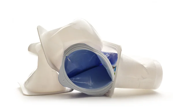 Prázdné drcených plastů jogurt hrnce — Stock fotografie