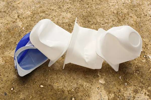 Panelas de iogurte de plástico esmagado vazias — Fotografia de Stock